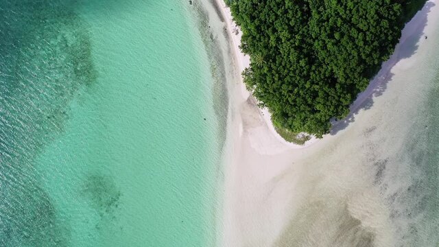 石垣島、裏川平の海の細道をドローン空撮、俯瞰・後進