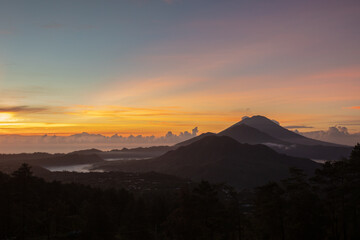 Obraz premium sunrise in Kintamani. crater view. Higher than clouds. rinjani view. High quality photo. Bali - island of gods. Indonesian mountains. view of three balinese volcanoes: Batur Abang Agung