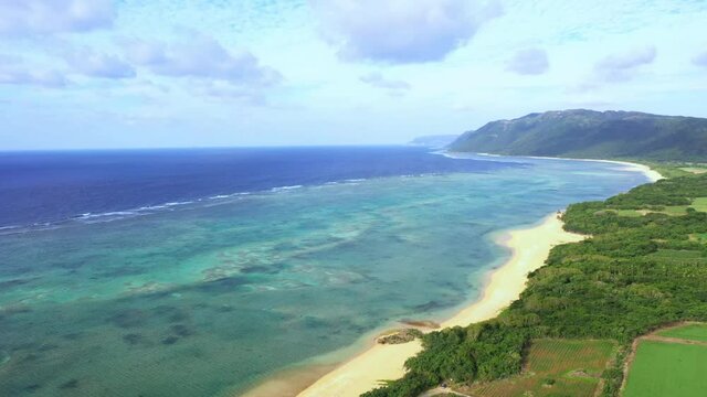 西表島の南風見田の浜をドローン空撮、ノーズインサークル