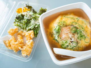 中華料理店でテイクアウトした天津飯と小エビの天ぷら