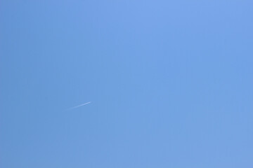 空_0011_飛行機雲と雲ひとつない空