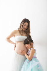 ドレスを着た妊婦さんと女の子のポートレート