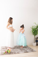 ドレスを着た妊婦さんと女の子のポートレート