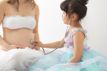 ドレスを着た妊婦さんと女の子のポートレート