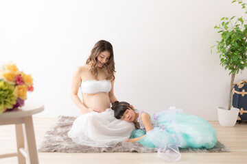 ドレスを着た妊婦さんと女の子のポートレート