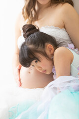 Obraz na płótnie Canvas ドレスを着た妊婦さんと女の子のポートレート