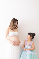 ドレスを着た妊婦さんと女の子のポートレート
