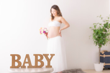 ドレスを着た妊婦さんと女の子のポートレート