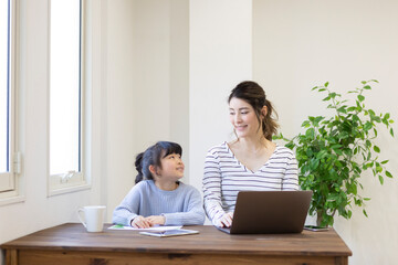 自宅で仕事をする妊婦さん