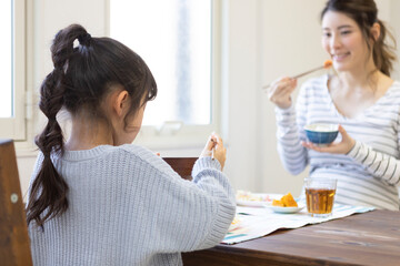 朝食を食べる母娘