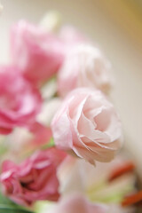白とピンク色のトルコキキョウの花束