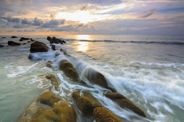 Obraz premium Amazing twilight Sunset seascape with sea wave hitting the green moss
