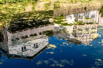 Fototapeta na wymiar Spiegelung Fachwerk Häuser in einem Teich