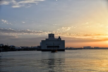 Obraz premium sunset over the port