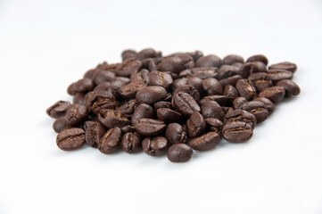 Fototapeta premium coffee beans on white background