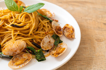 Stir Fried Spaghetti with Clams and Garlic and Chilli