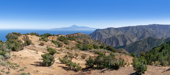 Fototapeta na wymiar La Gomera - Malerische Landschaft im Nordwesten mit Blick zur Insel Teneriffa in der Cumbre de Chijere oberhalb Vallehermoso