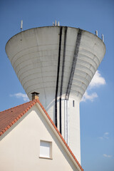Château d'eau surplombant un lotissement
