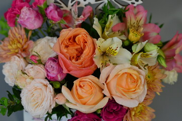 Naklejka premium wooden boxes with fresh flowers
