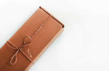 the brun squared present box with jute rope on a white background