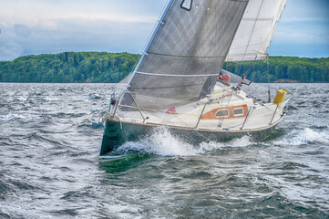 Segelboot in der Welle