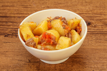 Roasted potato and beef with sauce