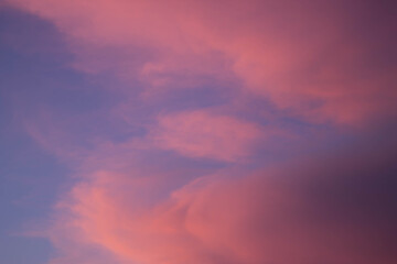 puesta de sol con coloridas nubes de color rosa claro con cielo azul en el fondo