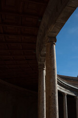 columnas sombreadas en el patio del palacio de Carlos V de la Alhambra