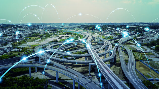交通とネットワーク　高速道路のジャンクションの空撮と通信イメージ　ITS　MaaS