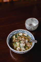 Thailändische Suppe mit Schweinefleisch