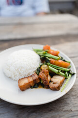 Schweinebauch mit Gemüse und Reis in Thailand