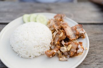 Schweinefleisch mit Knoblauch und Reis in Thailand