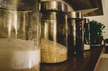 cafe, arroz, sal, azucar y aceite en frascos