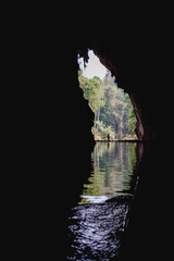 Blick aus der Tham Lod Höhle in Thailand