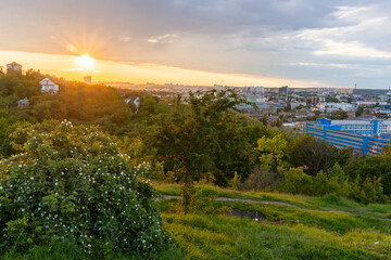 Obraz premium Kyiv (Kiev), Ukraine - June 04, 2020: A view from the famous viewing place and park reserve - Tatarka hill