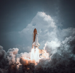 Space Shuttle startet mit dramatischem Rauch