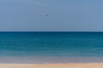 Flugzeug über dem Meer in Phuket Thailand