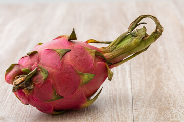 Fototapeta premium 木の上にドラゴンフルーツがのっている dragonfruits トロピカル tropicalfruits 