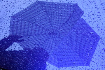 Reflet de parapluie avec gouttes de pluies