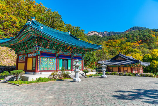Sinheungsa temple at Seoraksan National Park in Republic of Korea