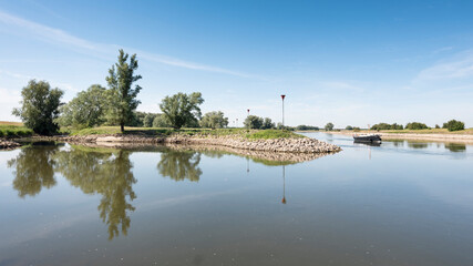 Obraz premium boat in river ijssel between arnhem and deventer in the netherlands
