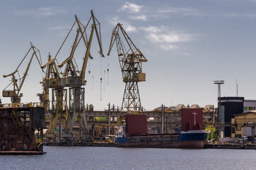 SHIPYARD - Repair dock and port cranes at the shipyard quays