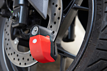 Candado de moto en rueda
