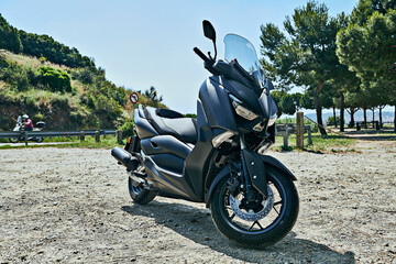 Moto scooter 125cc aparcada en parque 
