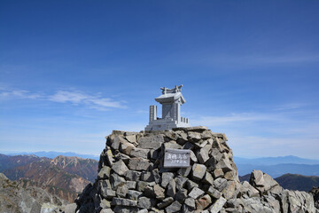 奥穂高岳。北アルプス最高峰、標高3190 mの奥穂高岳の山頂にあるお宮、穂高神社 嶺宮（みねみや）。The shrine at the mountaintop of Mt.Okuhotakadake. in the nothernalps.登頂記念。奥穂のシンボル。