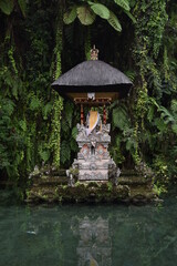 Tempelanlage auf dem Wasser im Dschungel in Bali, Indonesien