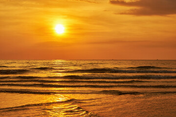 Obraz premium Vibrant sunset at Otres beach in Sihanoukville