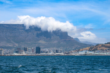 Fototapeta na wymiar Tafelberg in Kapstadt aus ASicht von Robben Island 
