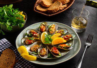 New Zealand mussels with lemon and white wine