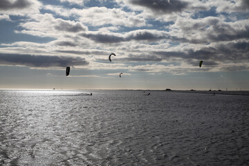 Kitesurfer auf der Nordsee im gegenlicht und sonnenuntergang